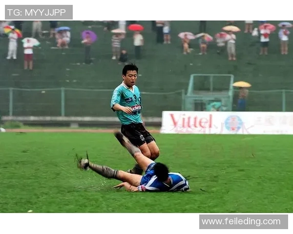 独家画面：外援雨中苦练，拼搏精神感人